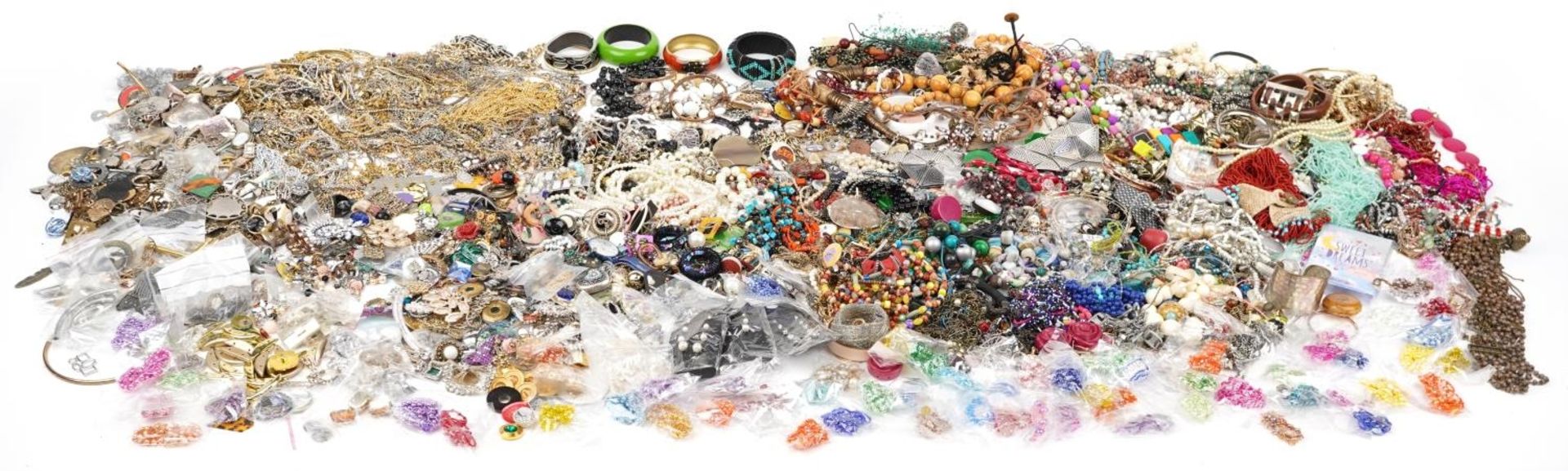 Extensive collection of costume jewellery and wristwatchs including necklaces, brooches, earrings,