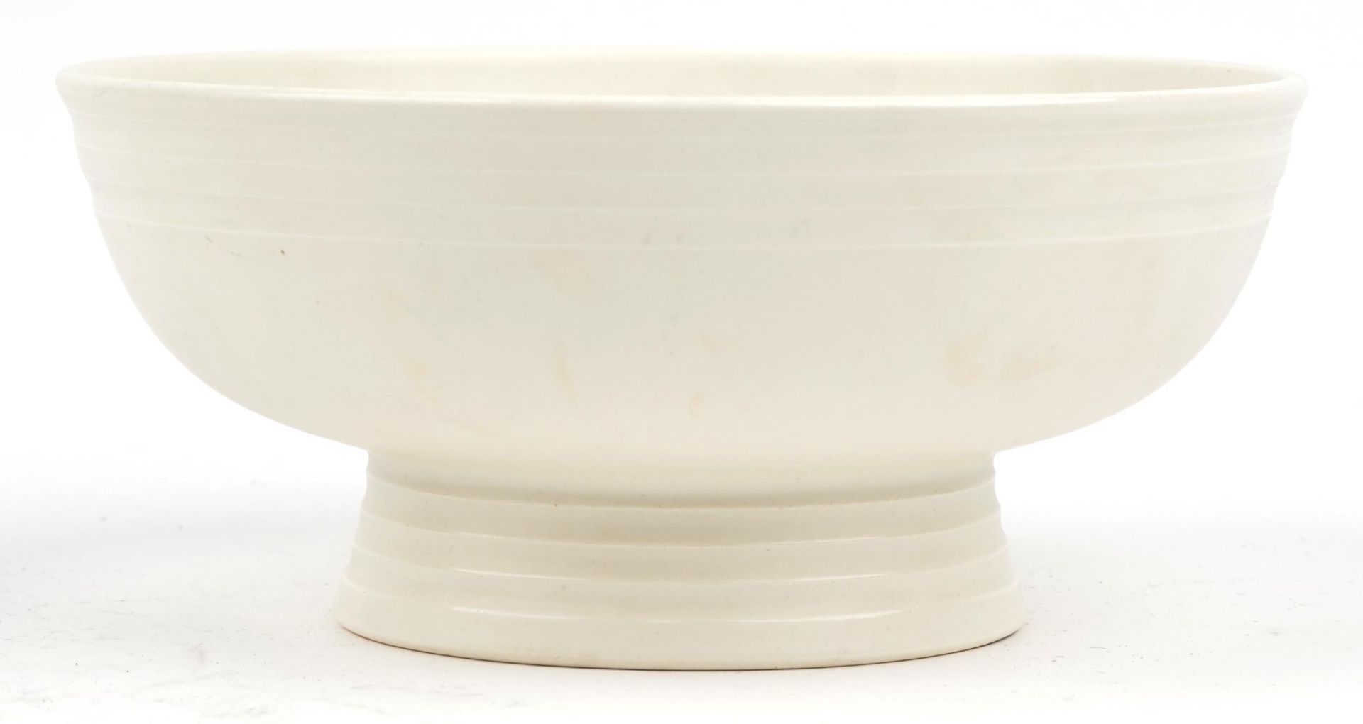 Keith Murray for Wedgwood, studio fruit bowl with ribbed decoration having a white glaze, 26cm in - Image 2 of 4