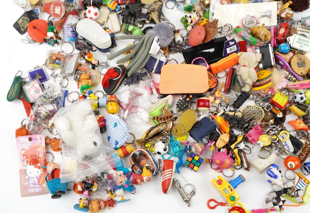 Large collection of vintage and later keyrings including Disney figures, Magic Roundabout, The - Image 4 of 5