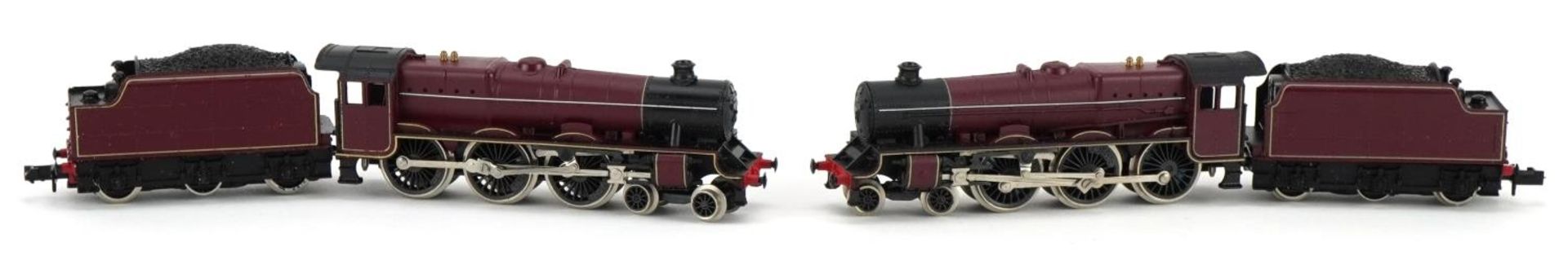 Two Peco N gauge model railway locomotives and tenders with boxes number NL-22 : For further - Image 2 of 4