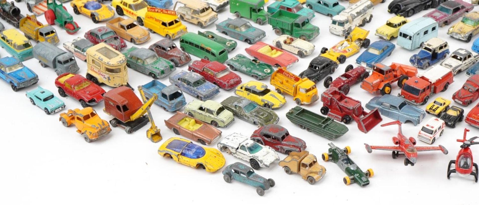 Collection of vintage and later diecast vehicles including Dinky Dublo, Matchbox by Lesney and Corgi - Image 4 of 5