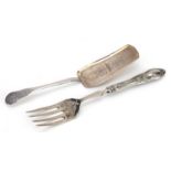 Russian silver server and a fish fork marked 800, the server 24cm in length, 47.7g, total 156.2g :