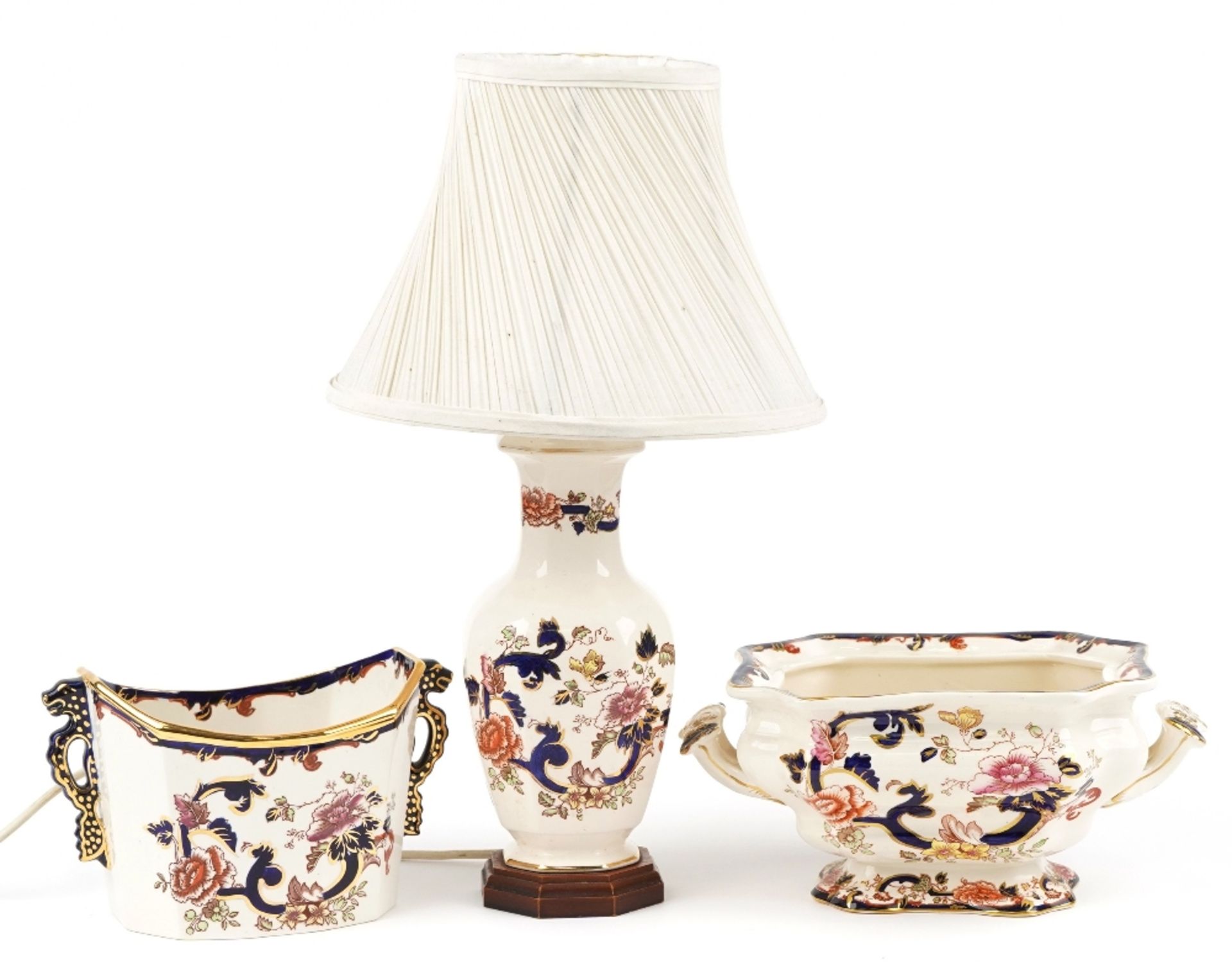 Mason's Mandalay comprising a vase lamp with silk lined shade, tureen and planter with twin handles,