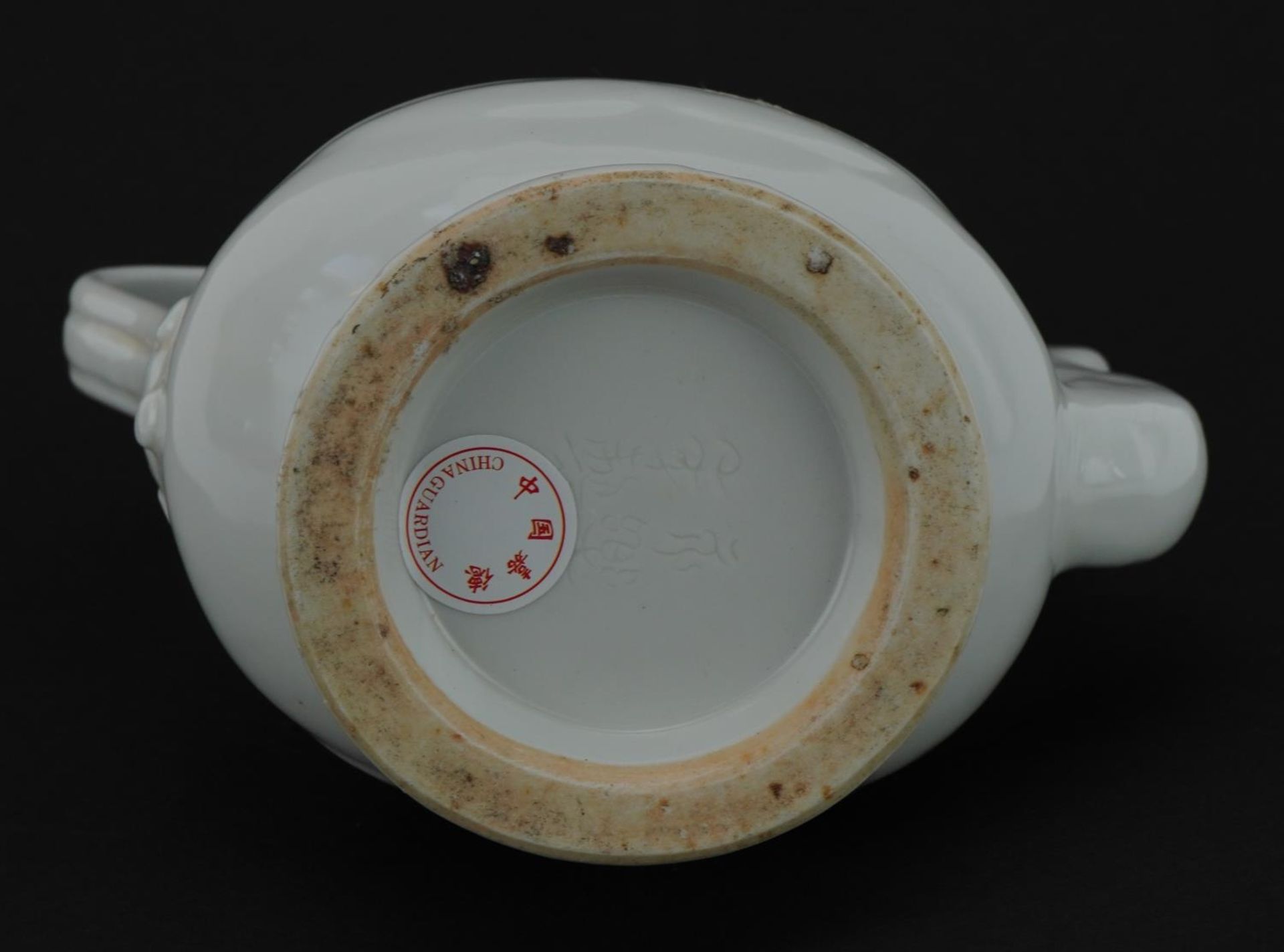 Chinese porcelain water pot having a blanc de chine glaze incised with flowers, four figure - Image 3 of 4