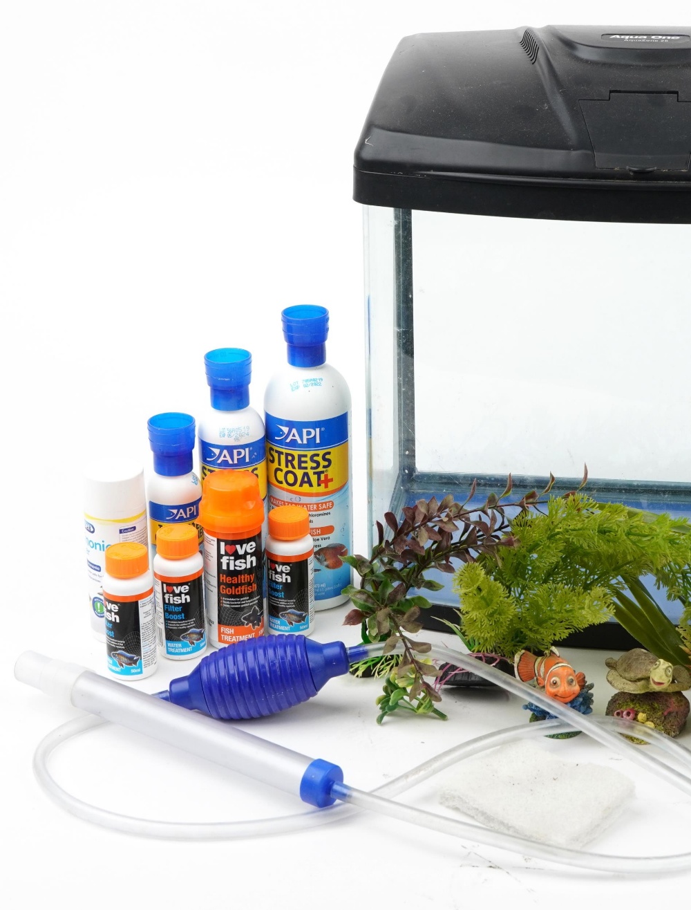 Coldwater fish tank with accessories including food, the tank 40cm H x 37.5cm W x 26cm D : For - Image 2 of 3
