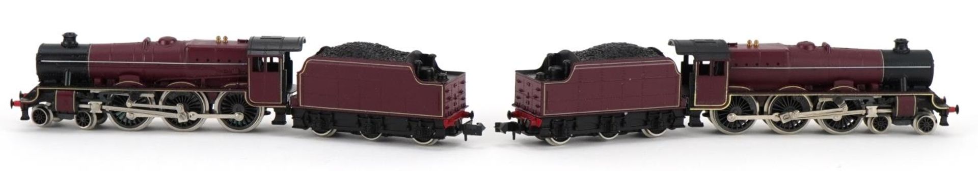 Two Peco N gauge model railway locomotives and tenders with boxes number NL-22 : For further - Image 3 of 4