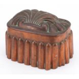 Victorian copper shell jelly mould impressed R & W 90, 16cm wide : For further information on this