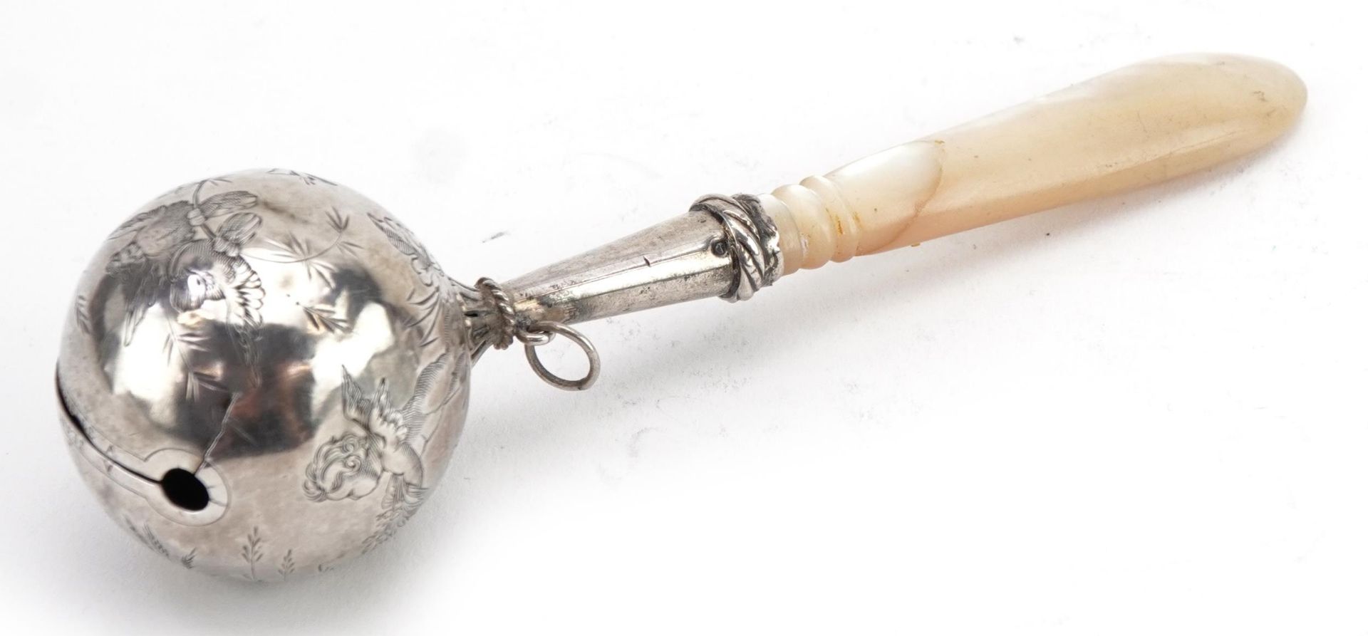 French 19th century silver babies rattle with carved mother of pearl handle, the bell engraved - Bild 2 aus 3