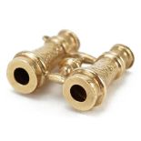 9ct gold pair of binoculars charm, 1.5cm wide, 1.0g : For further information on this lot please