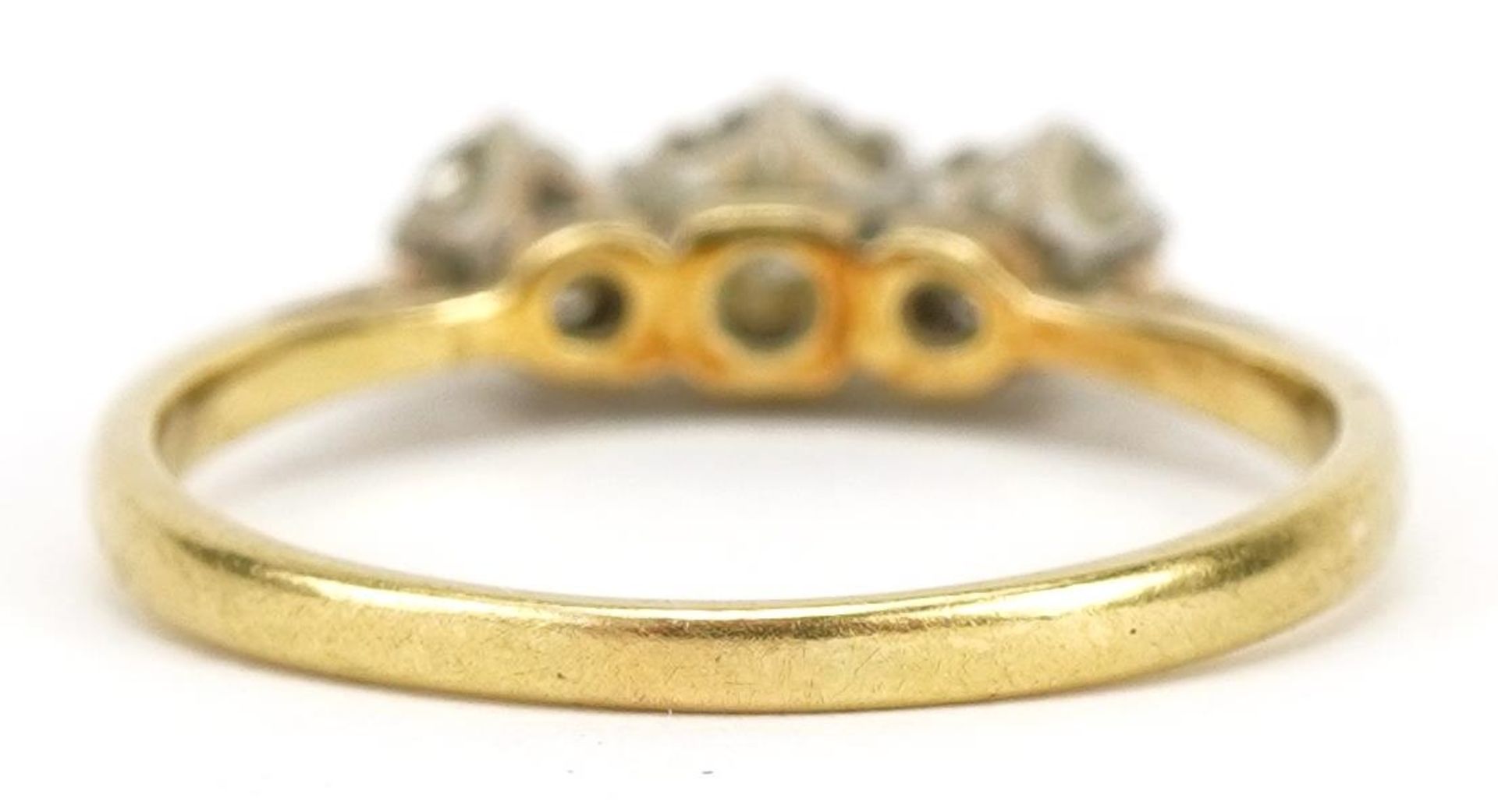 18ct gold diamond three stone ring, the largest diamond approximately 0.18 carat, size M/N, 2.4g : - Image 2 of 4