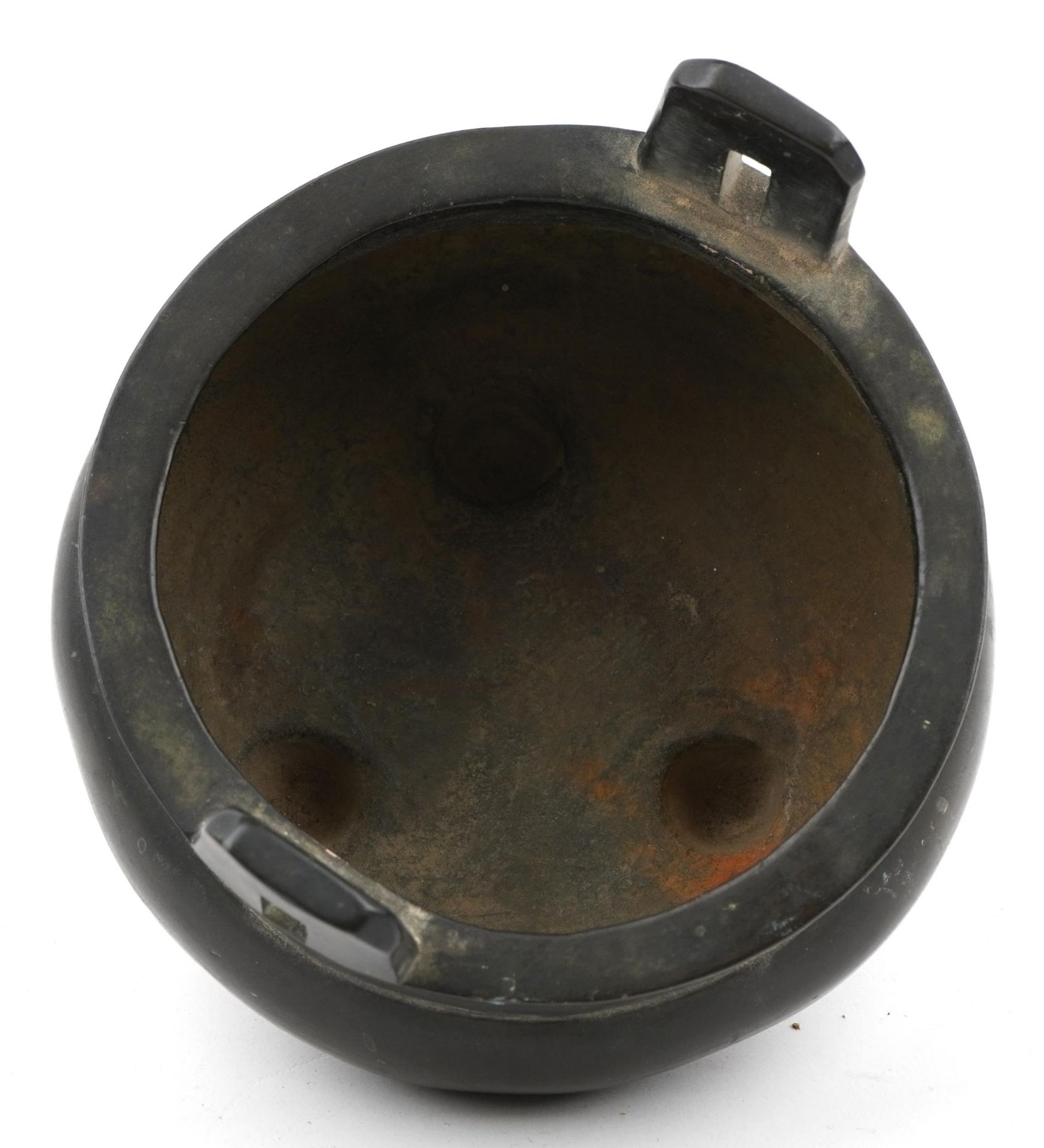 Chinese patinated bronze tripod censer with twin handles, six figure character marks to the base, - Bild 10 aus 14