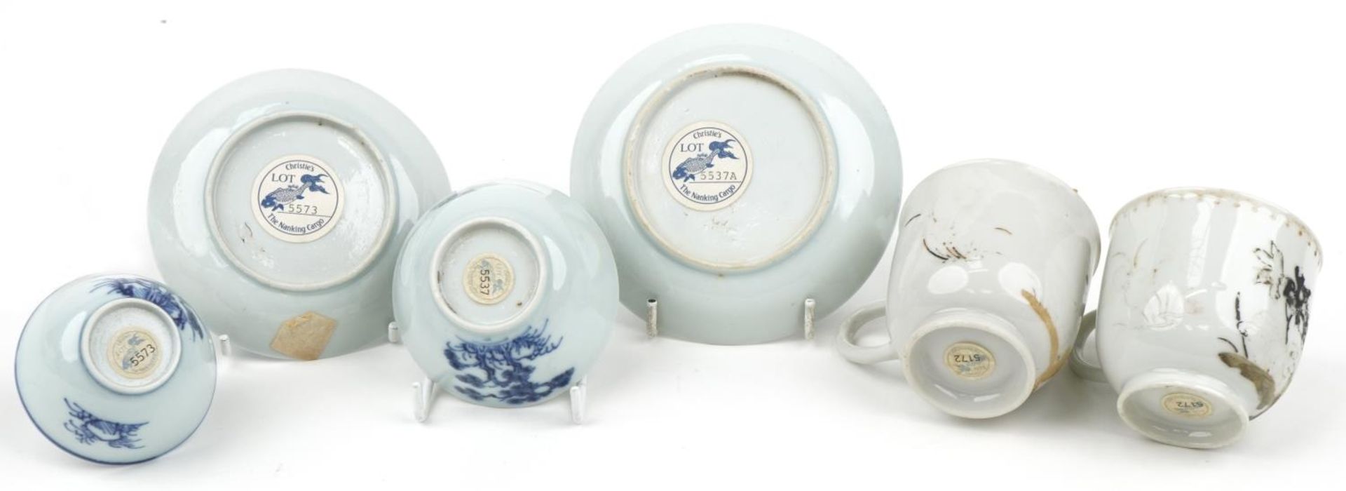 Chinese blue and white porcelain from the Nanking Cargo comprising two tea bowls with saucers and - Image 11 of 14
