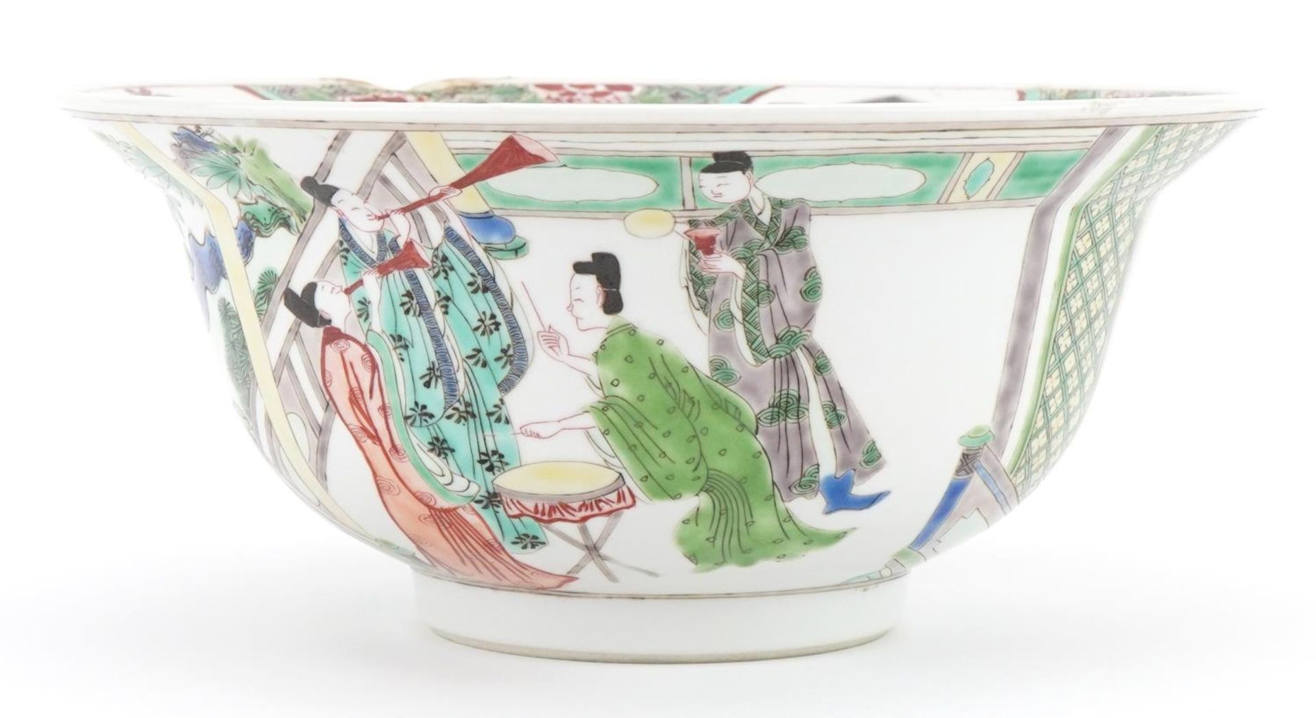 Chinese bowl hand painted in the famille verte palette with figures in a palace setting, Kangxi leaf - Image 3 of 6