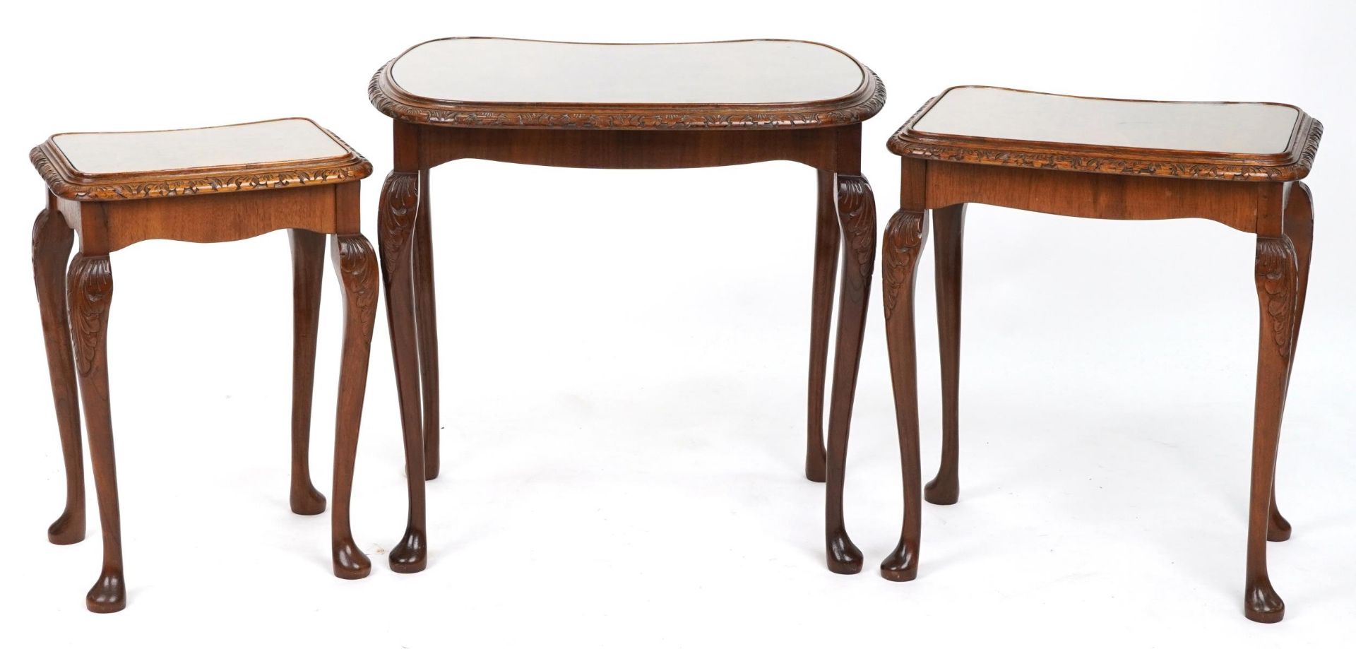 Nest of three burr walnut kidney shaped occasional tables with glass tops, the largest 57cm H x 60cm - Bild 4 aus 4