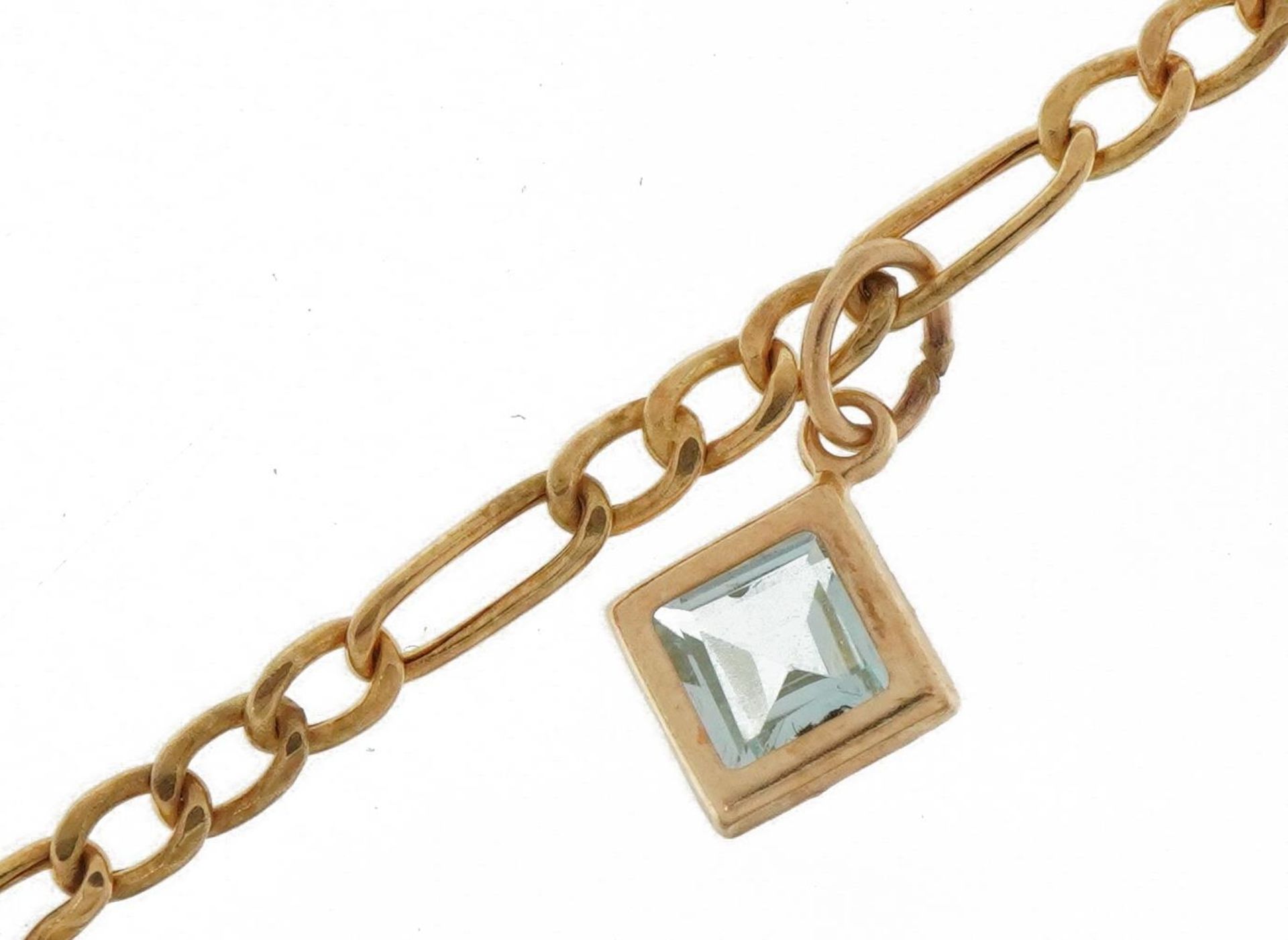 9ct gold Figaro link bracelet with topaz charm, 24cm in length, 1.2g