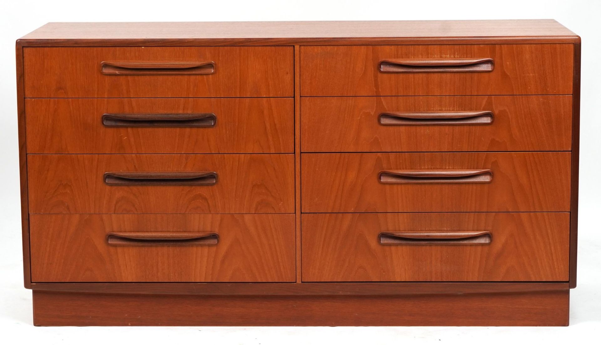 Mid century G Plan Fresco teak eight drawer chest, 76cm H x 142cm W x 44cm D - Bild 2 aus 4
