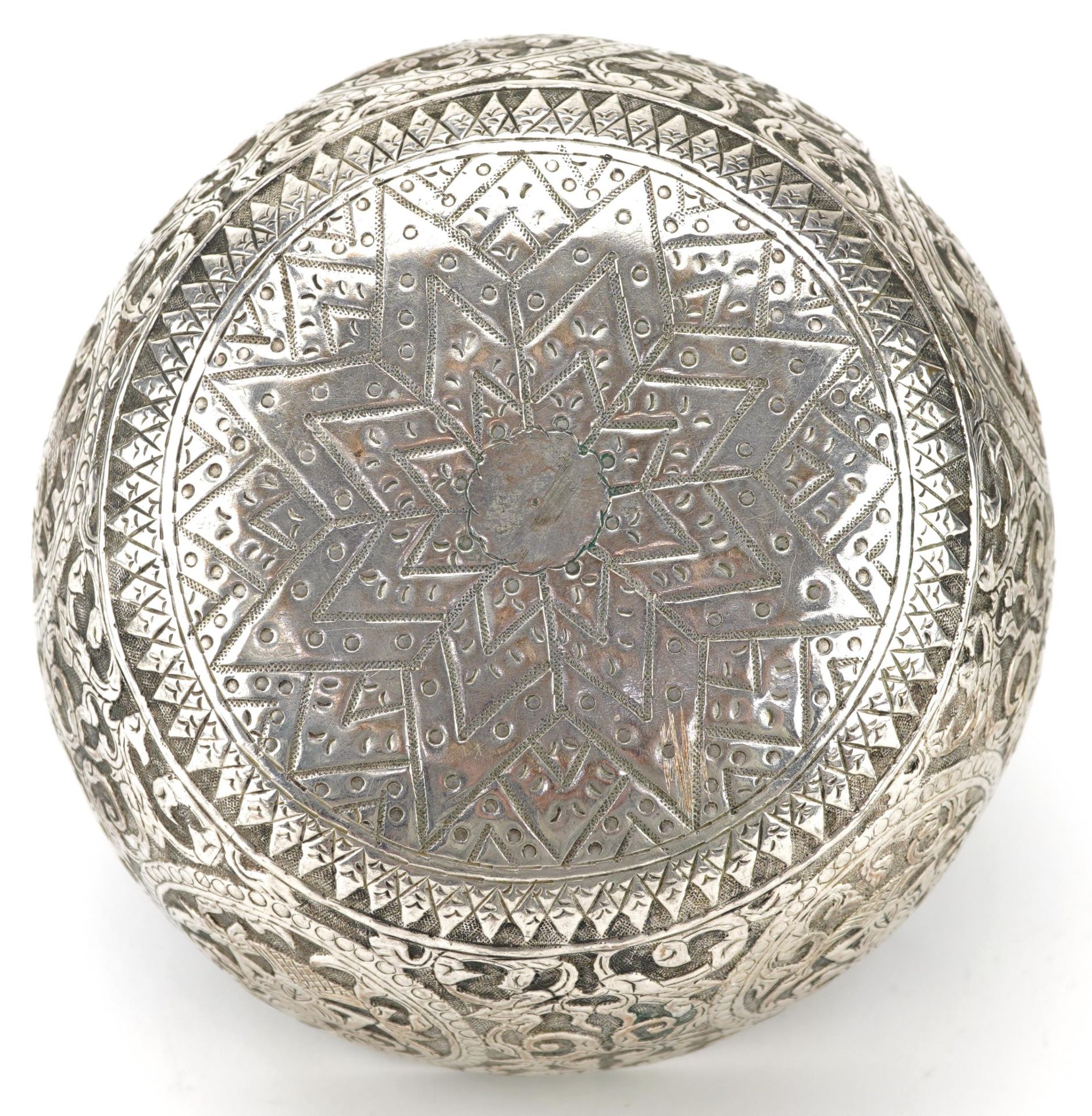 Tibetan white metal bowl embossed with deities, 15.5cm in diameter, 171.0g - Image 6 of 6