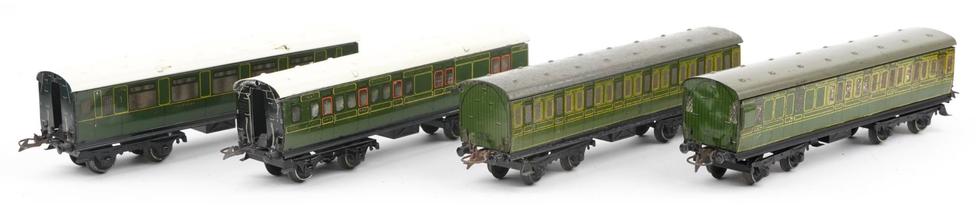 Four Hornby O gauge tinplate model railway passenger coaches, two with boxes - Image 2 of 4