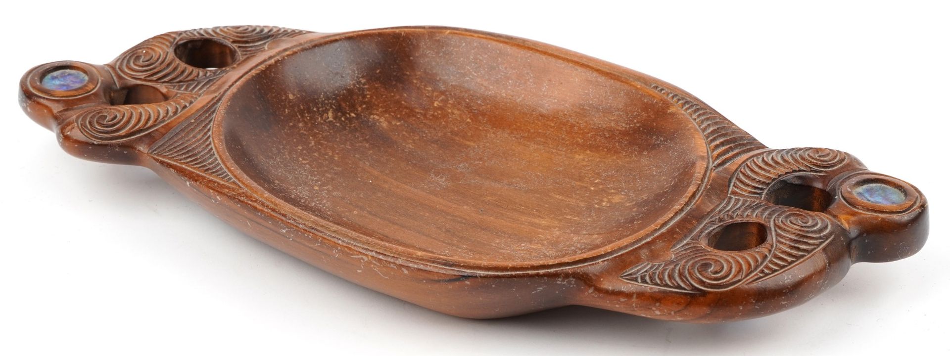 New Zealand Maori carved wood twin handled bowl with inset abalone panels, 42cm wide - Image 4 of 8