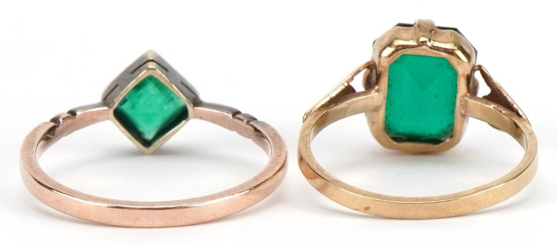 Two 9ct gold green stone rings including an Art Deco example, sizes J and M/N, total 3.5g - Bild 2 aus 5