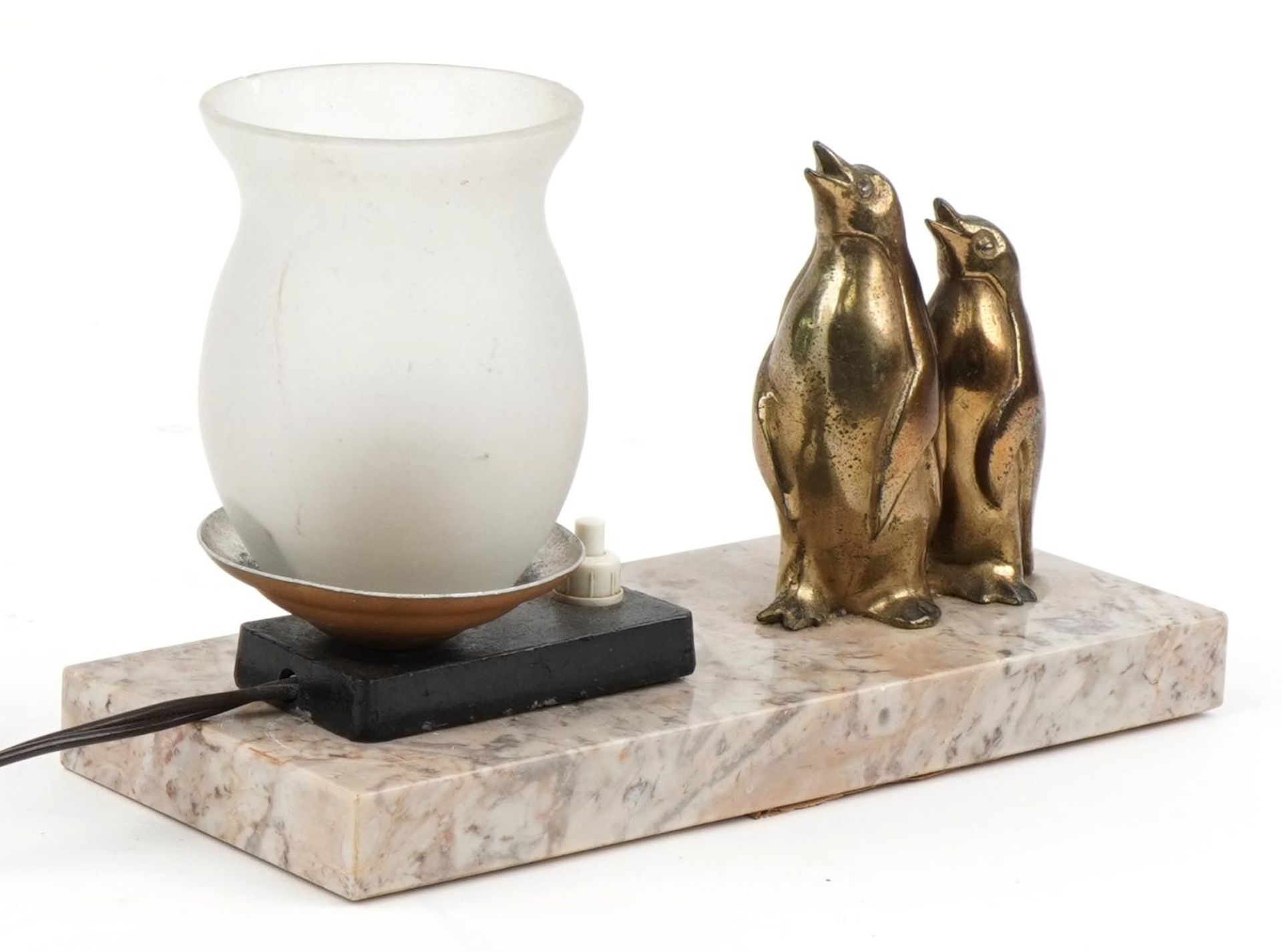 Art Deco marble lamp with glass shade surmounted with two bronzed penguins, 22cm wide - Image 3 of 6