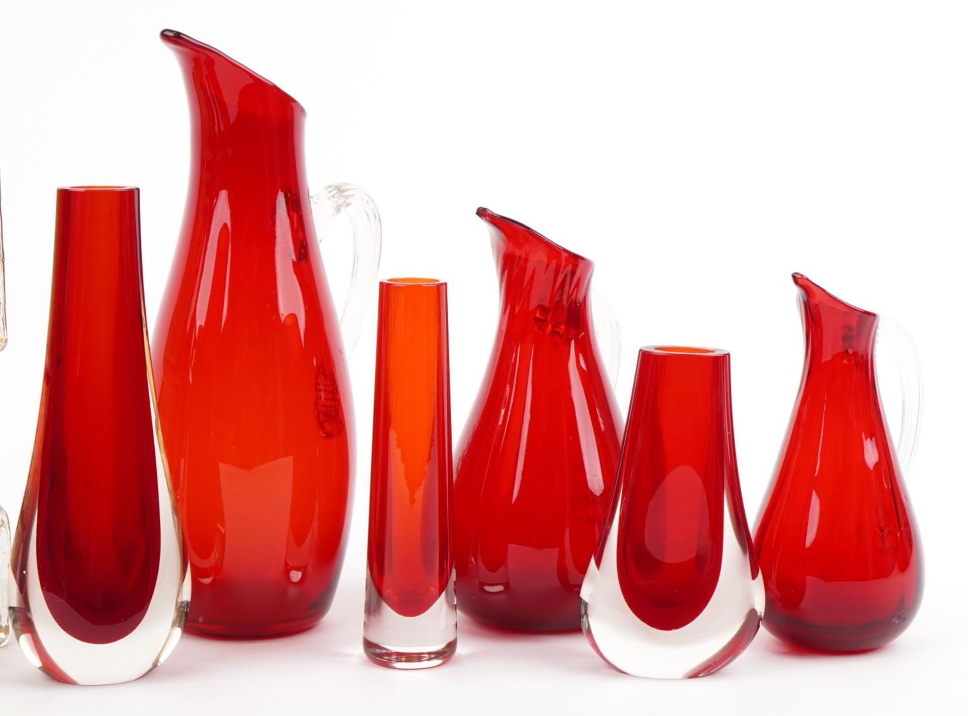 Whitefriars ruby glassware including a graduated set of three jugs together with two drunken - Bild 5 aus 6