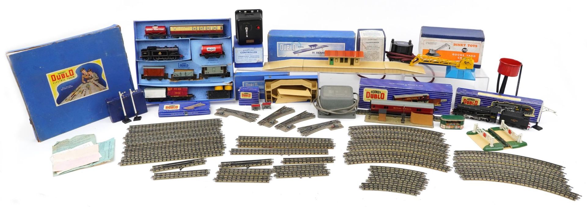 Hornby Dublo model railway trains and accessories with boxes including LT25LMR Freight Locomotive