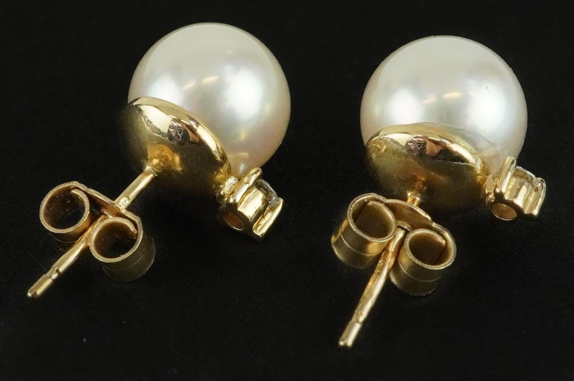 Pair of 9ct gold cultured pearl and diamond stud earrings, 1.1cm high, 2.7g - Bild 2 aus 2