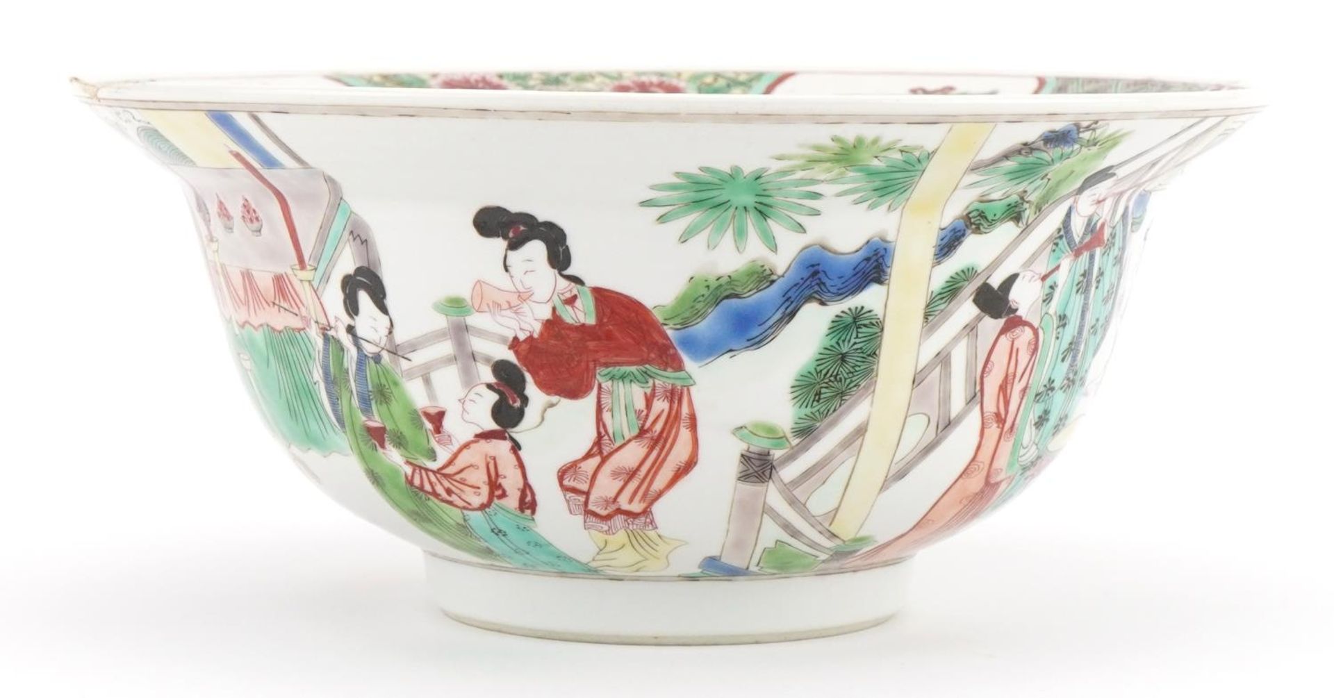 Chinese bowl hand painted in the famille verte palette with figures in a palace setting, Kangxi leaf - Image 2 of 6