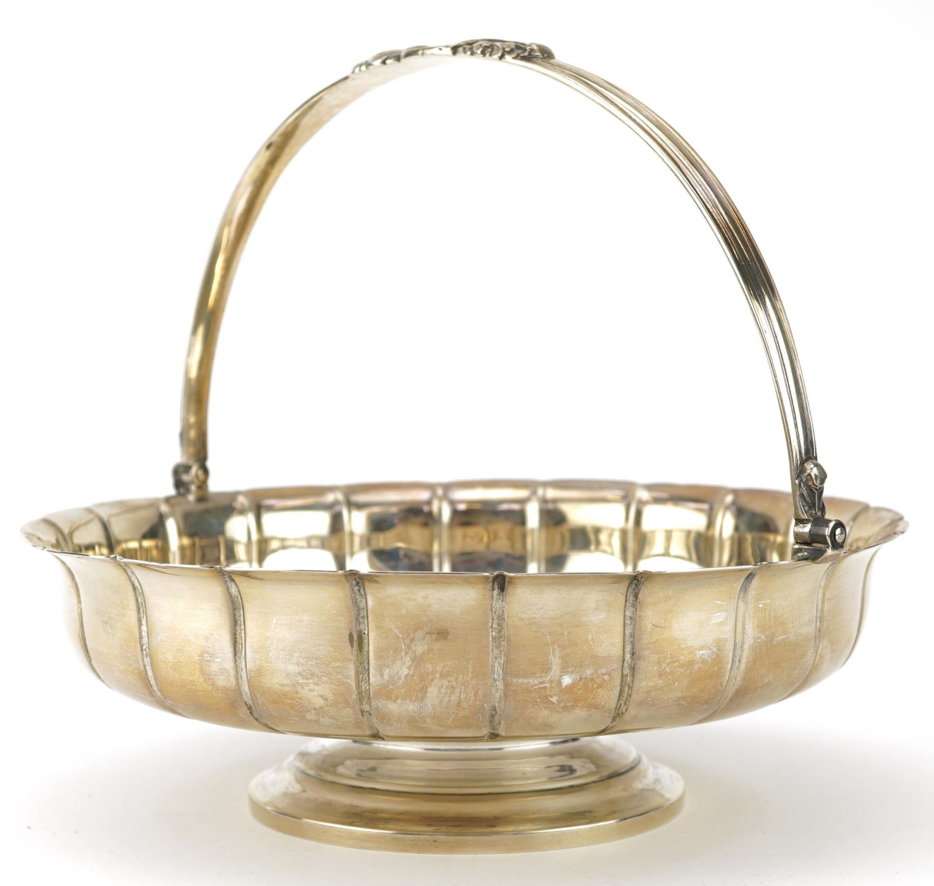 Holland, Aldwinckle & Slater, Edward VII heavy silver fruit bowl with swing handle, London 1908,