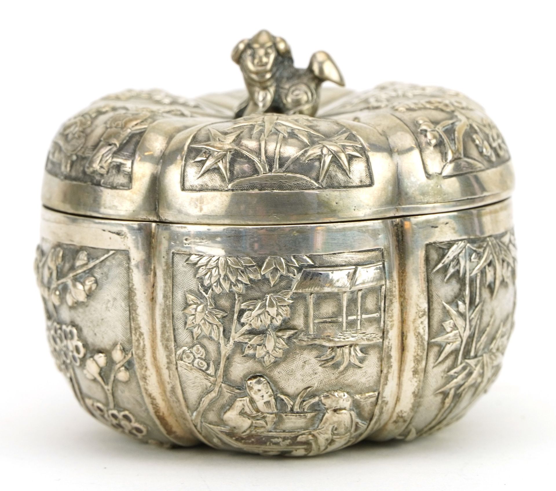 Good Chinese export silver box and cover in the form of a pumpkin embossed with figures, bamboo - Bild 2 aus 12