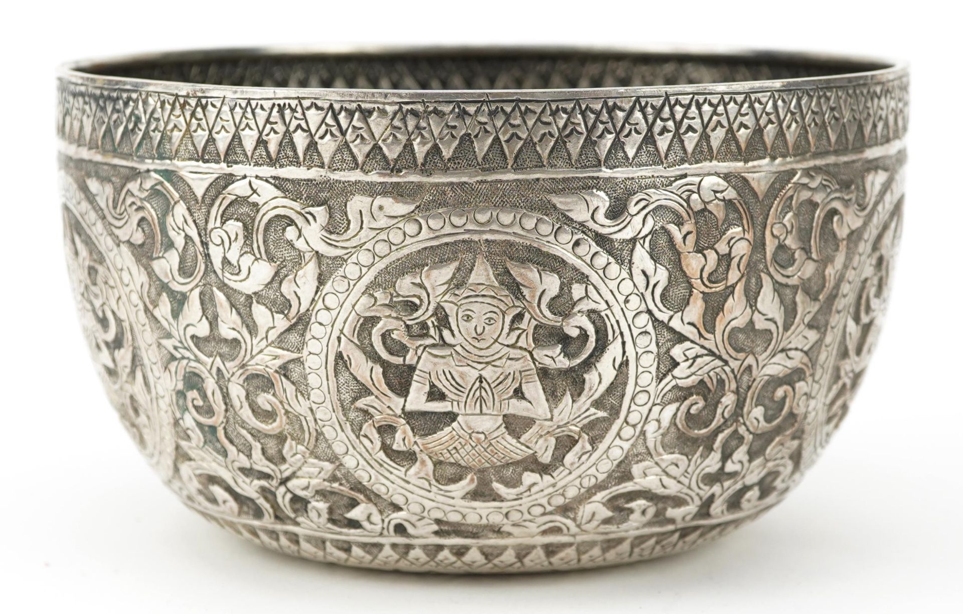 Tibetan white metal bowl embossed with deities, 15.5cm in diameter, 171.0g - Image 2 of 6