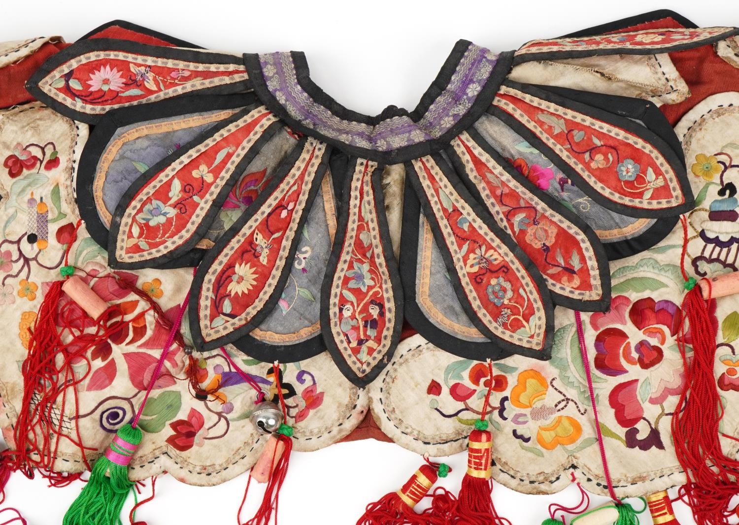Chinese Canton silk cloud collar with drops, embroidered with flowers, 26cm high - Image 7 of 10