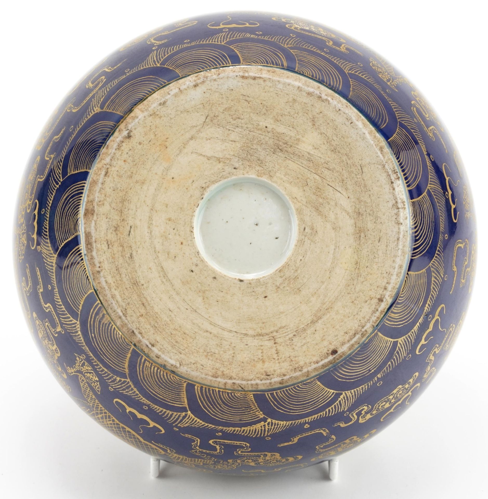 Chinese porcelain powder blue ground jardiniere gilded with dragons chasing the flaming pearl - Image 6 of 6
