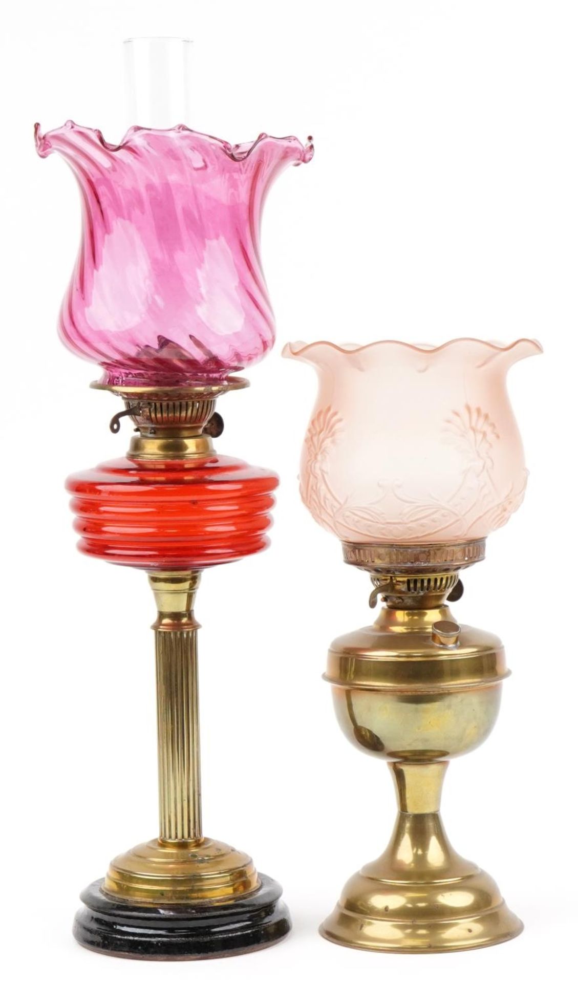 Two Victorian brass oil lamps including an example with reeded column and cranberry glass shade, the - Bild 3 aus 4