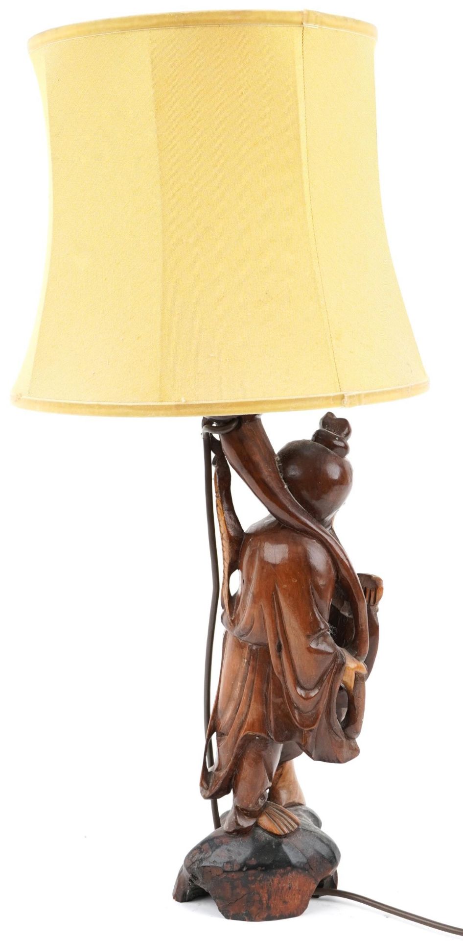 Chinese root wood table lamp with shade carved in the form of a fisherman, overall 68cm high - Bild 2 aus 3