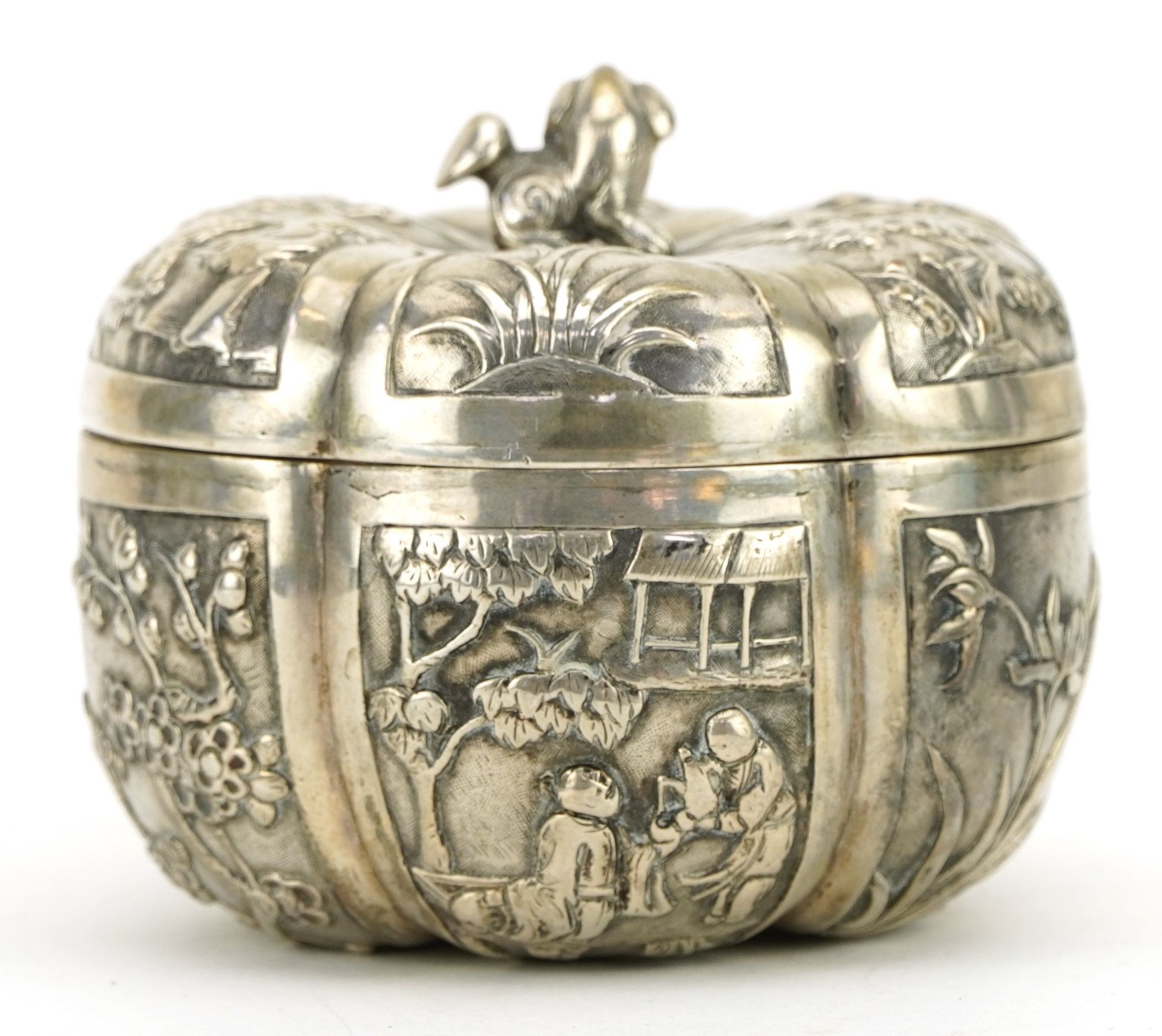 Good Chinese export silver box and cover in the form of a pumpkin embossed with figures, bamboo - Image 5 of 12