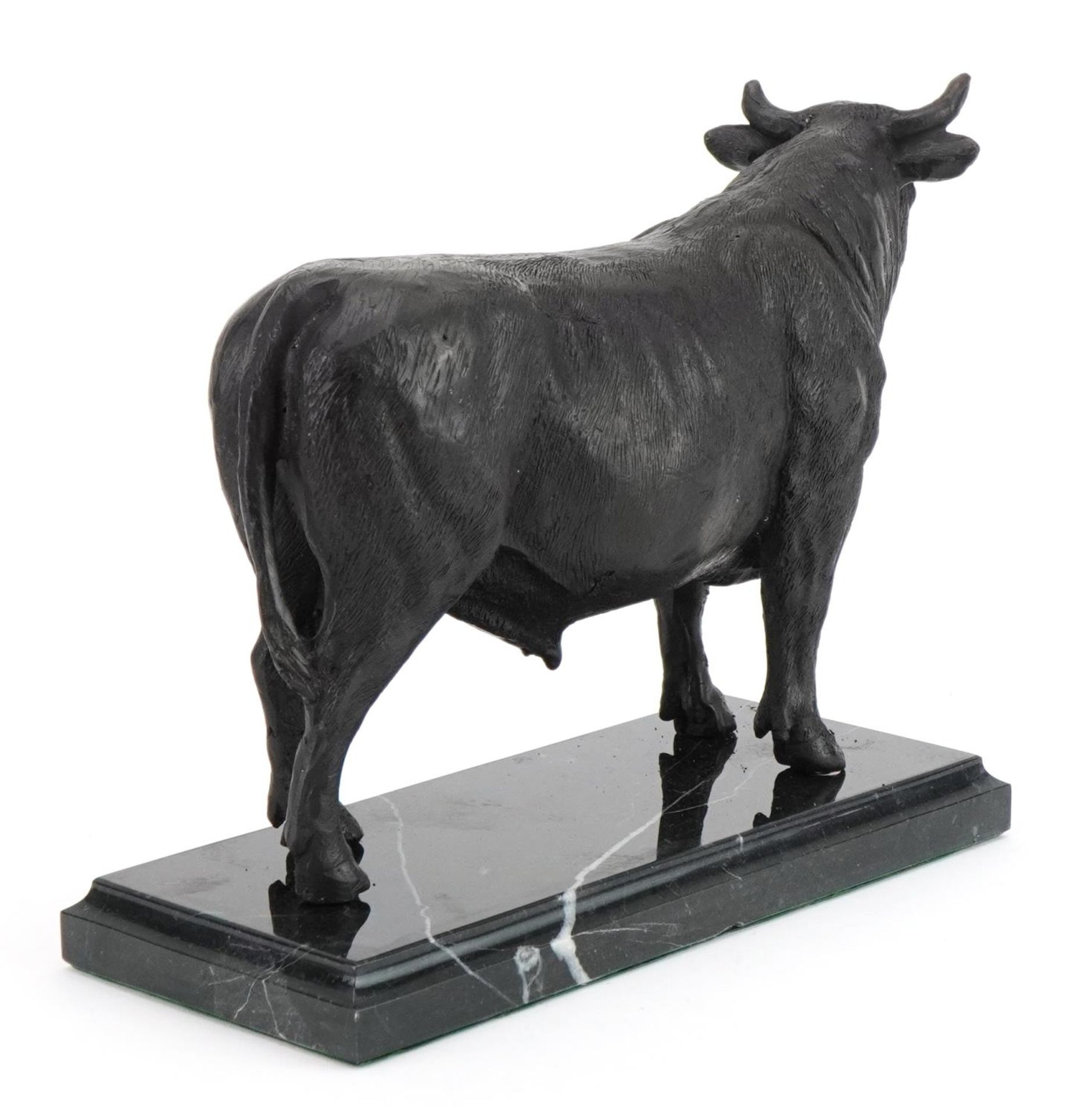 Bronze study of a bull raised on a rectangular marble base, 25cm wide - Bild 4 aus 6