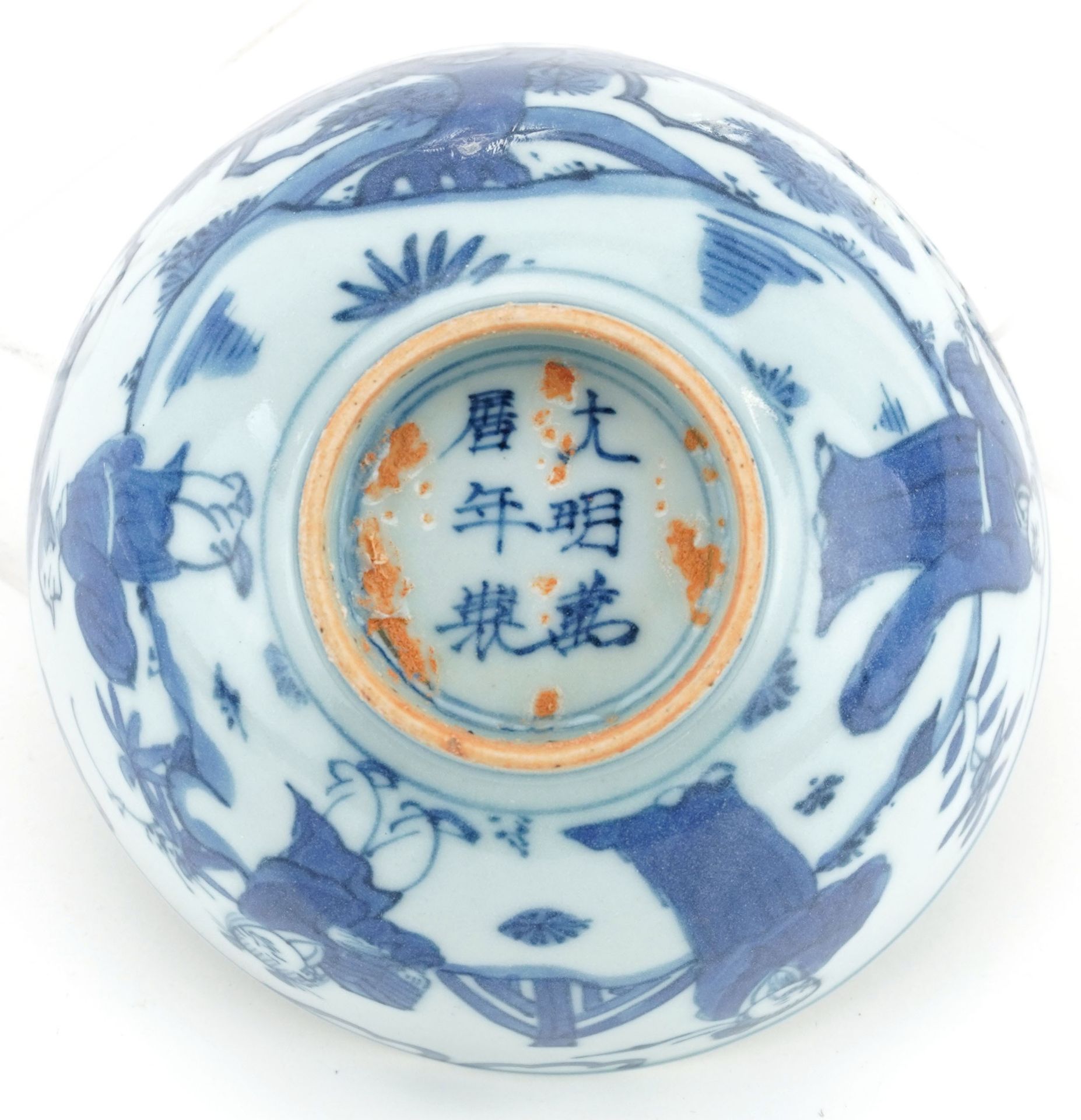 Chinese blue and white porcelain bowl hand painted with figures, six figure character marks to the - Bild 11 aus 12