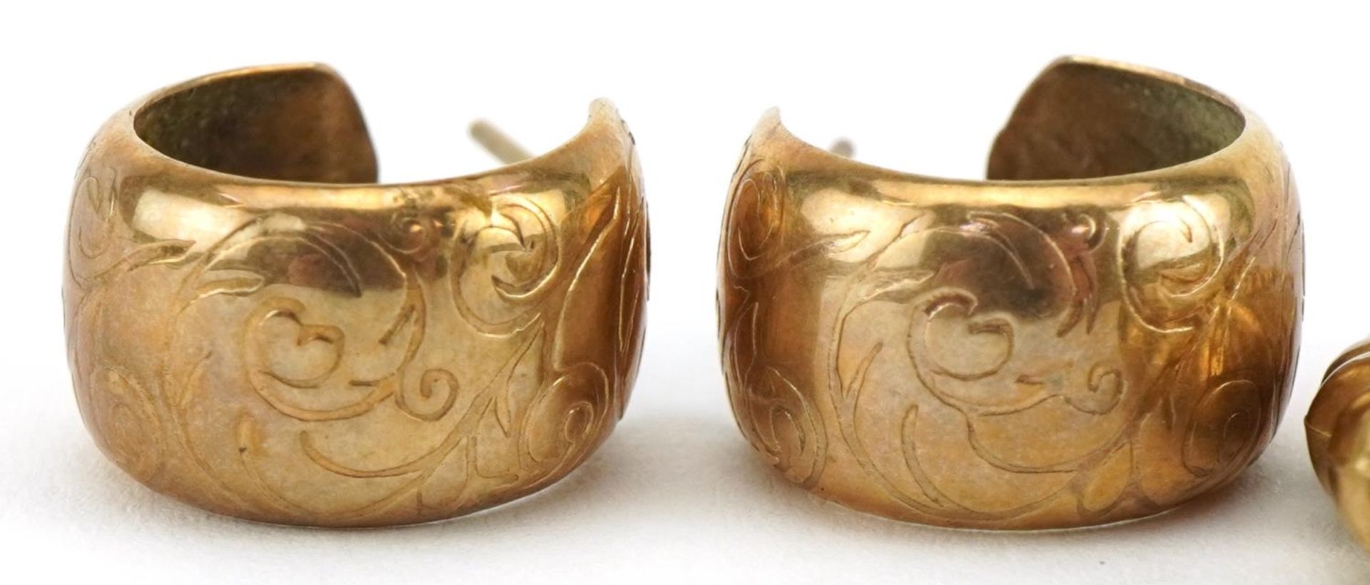 Two pairs of 9ct gold hoop earrings, the largest 3.6cm high, total 7.0g - Image 2 of 4