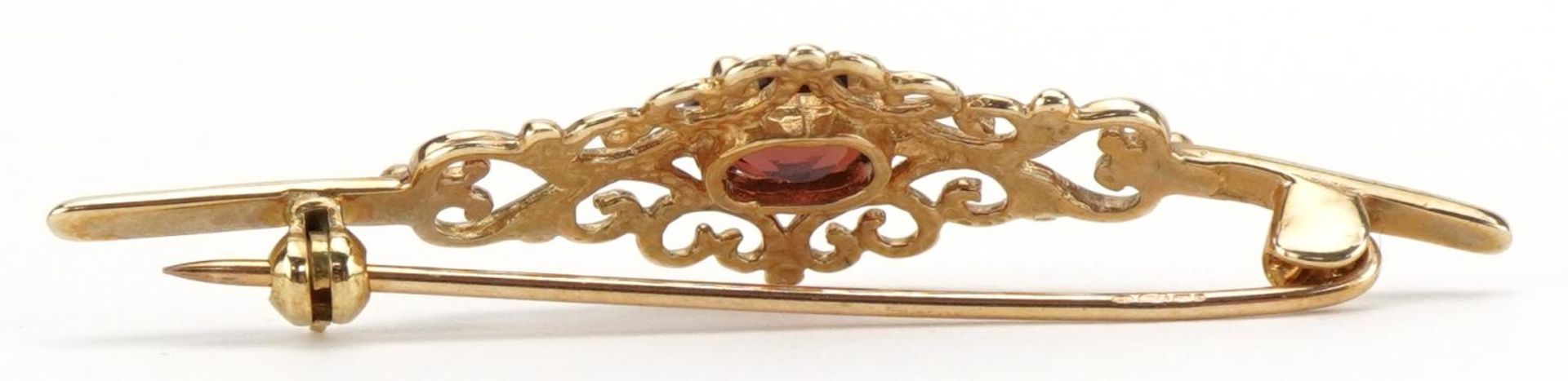 9ct gold openwork garnet bar brooch, 4.4cm wide, 2.4g - Image 2 of 2