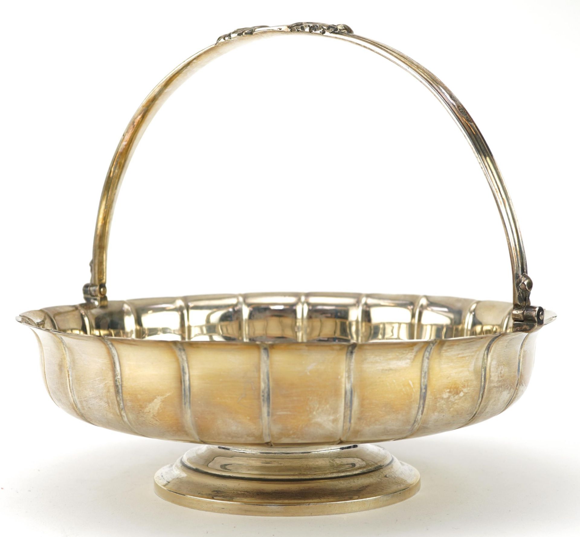Holland, Aldwinckle & Slater, Edward VII heavy silver fruit bowl with swing handle, London 1908, - Image 2 of 5