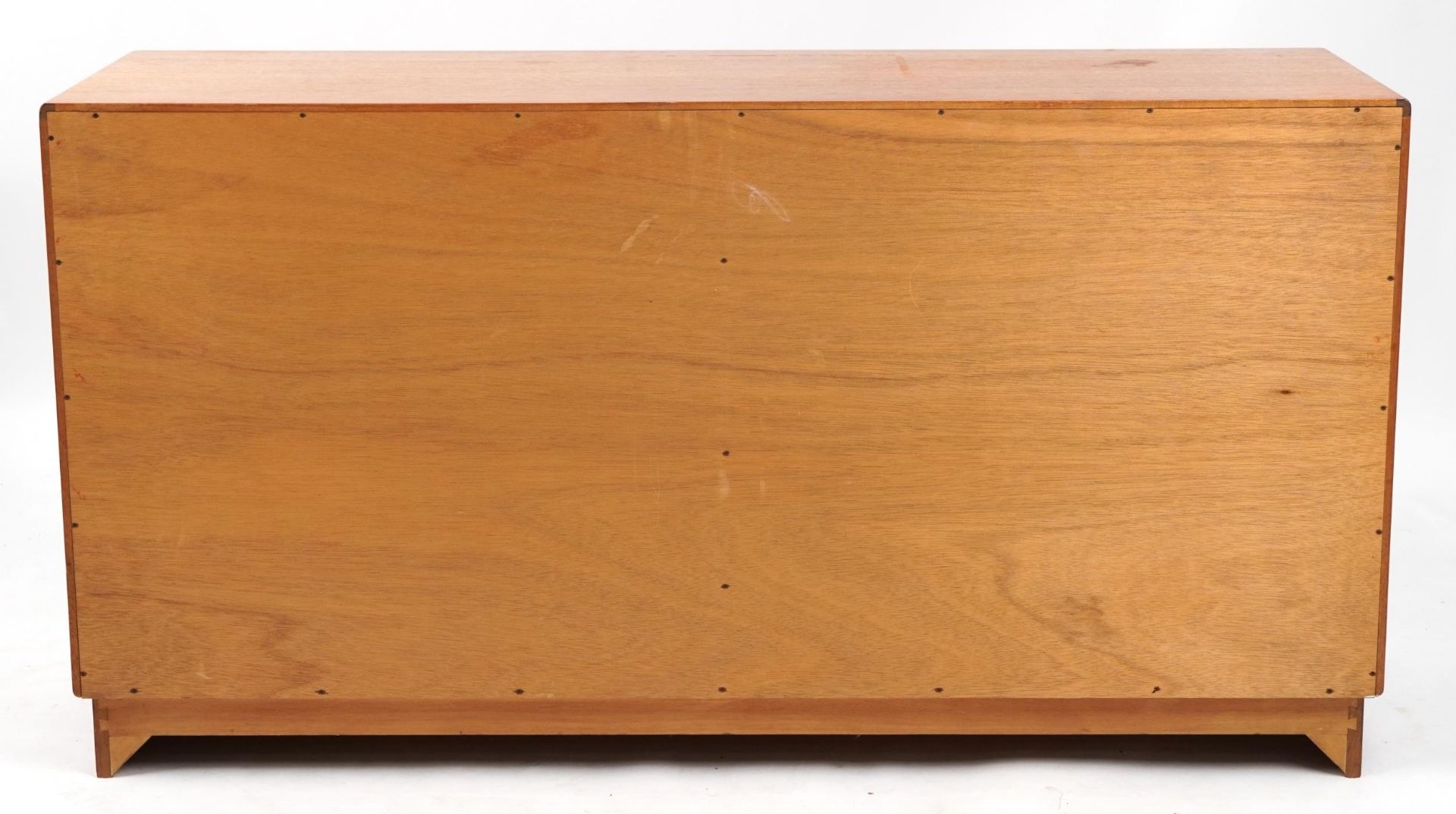Mid century G Plan Fresco teak eight drawer chest, 76cm H x 142cm W x 44cm D - Bild 4 aus 5