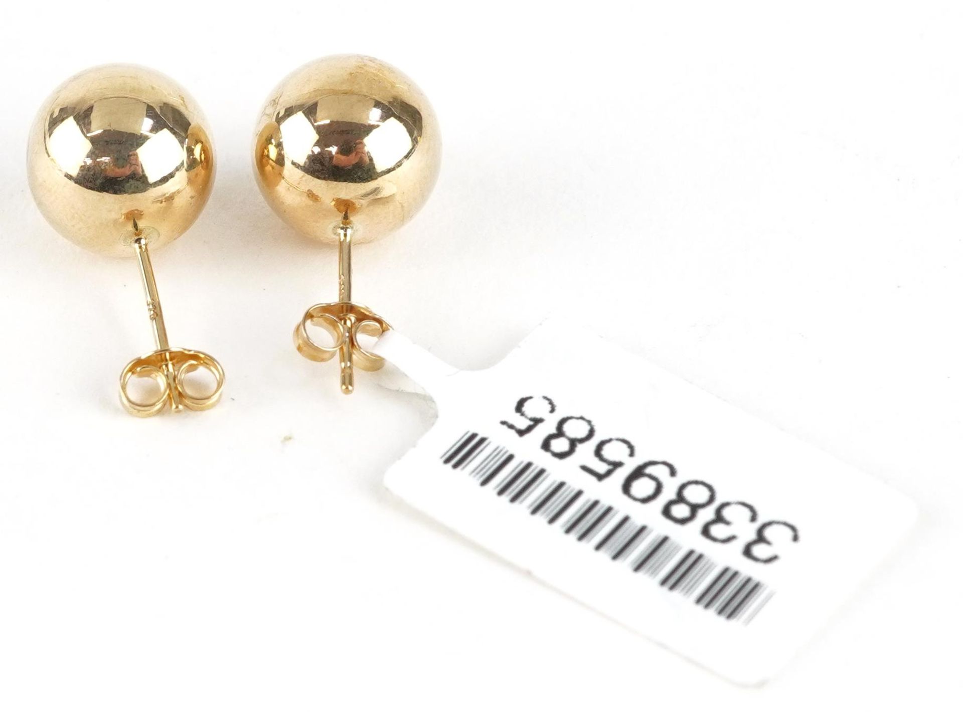 Pair of 9ct gold ball stud earrings, 1.0cm in diameter, 0.8g - Image 3 of 4