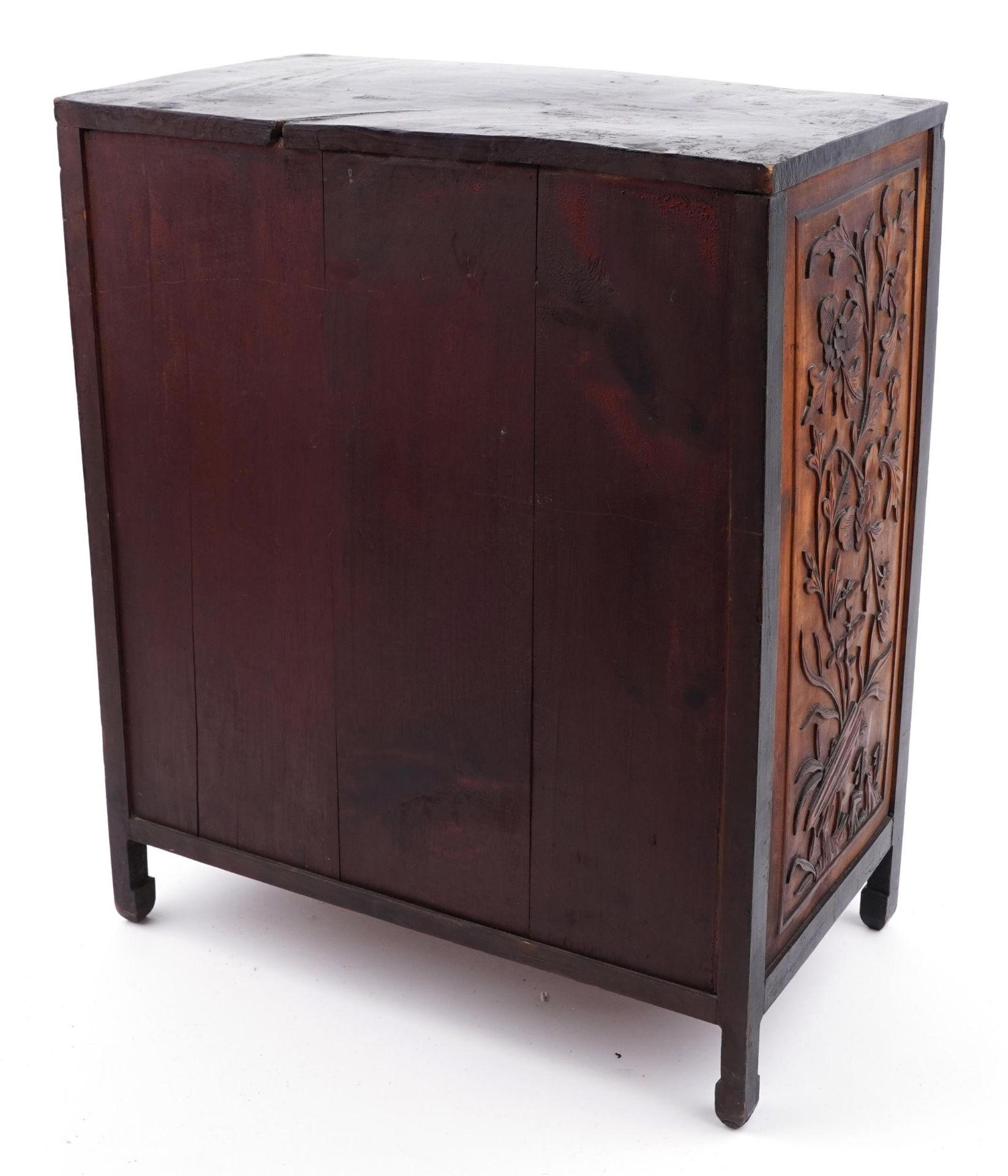 Chinese table cabinet with pair of doors enclosing eight drawers, finely carved and pierced with - Bild 5 aus 8