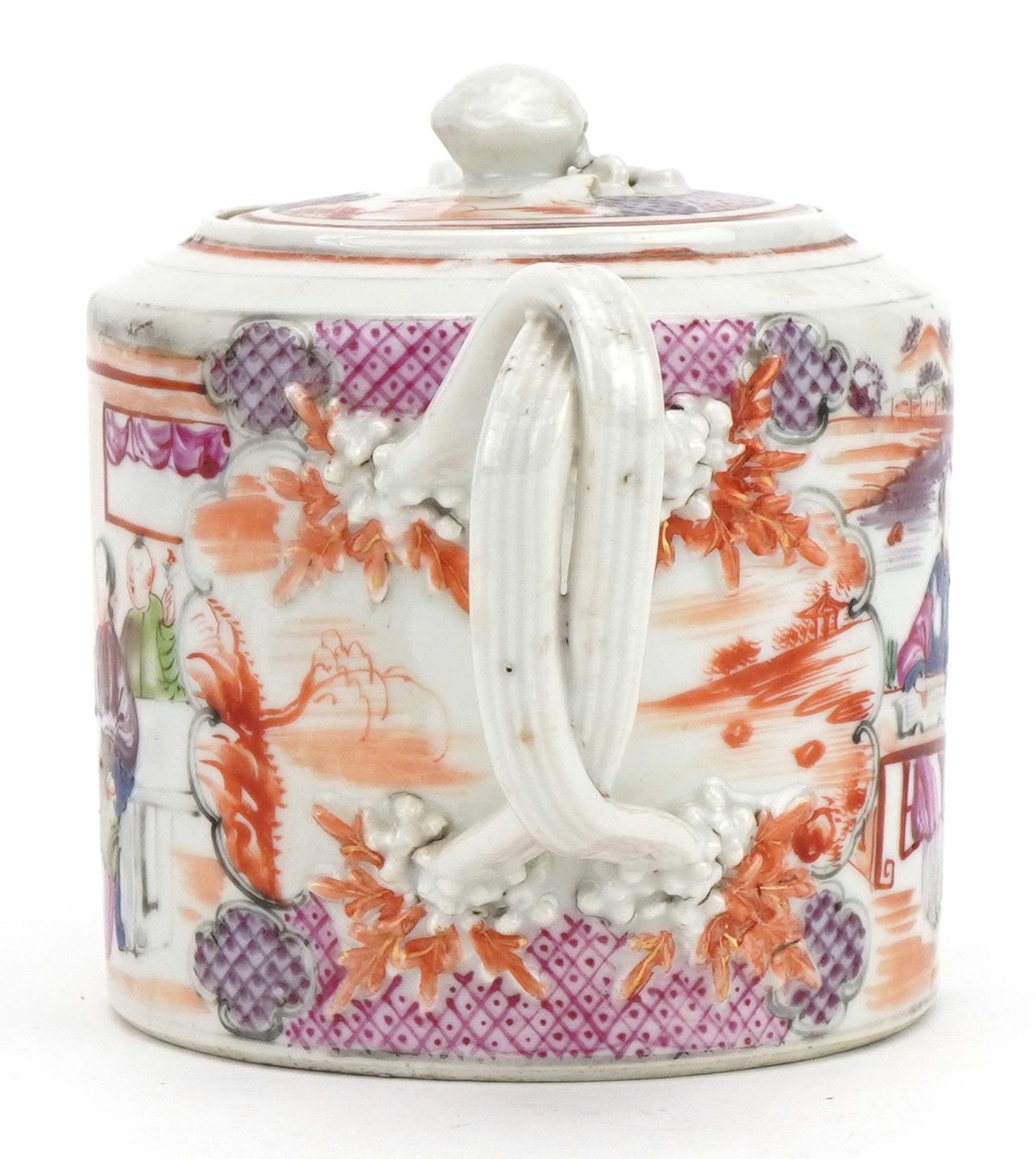 Chinese Mandarin porcelain teapot hand painted in the famille rose palette with figures in a - Bild 5 aus 14