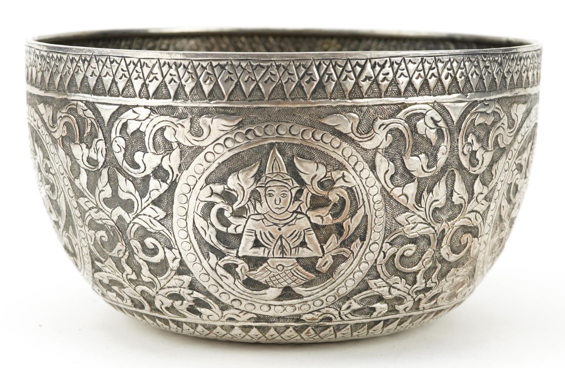 Tibetan white metal bowl embossed with deities, 15.5cm in diameter, 171.0g - Image 4 of 6