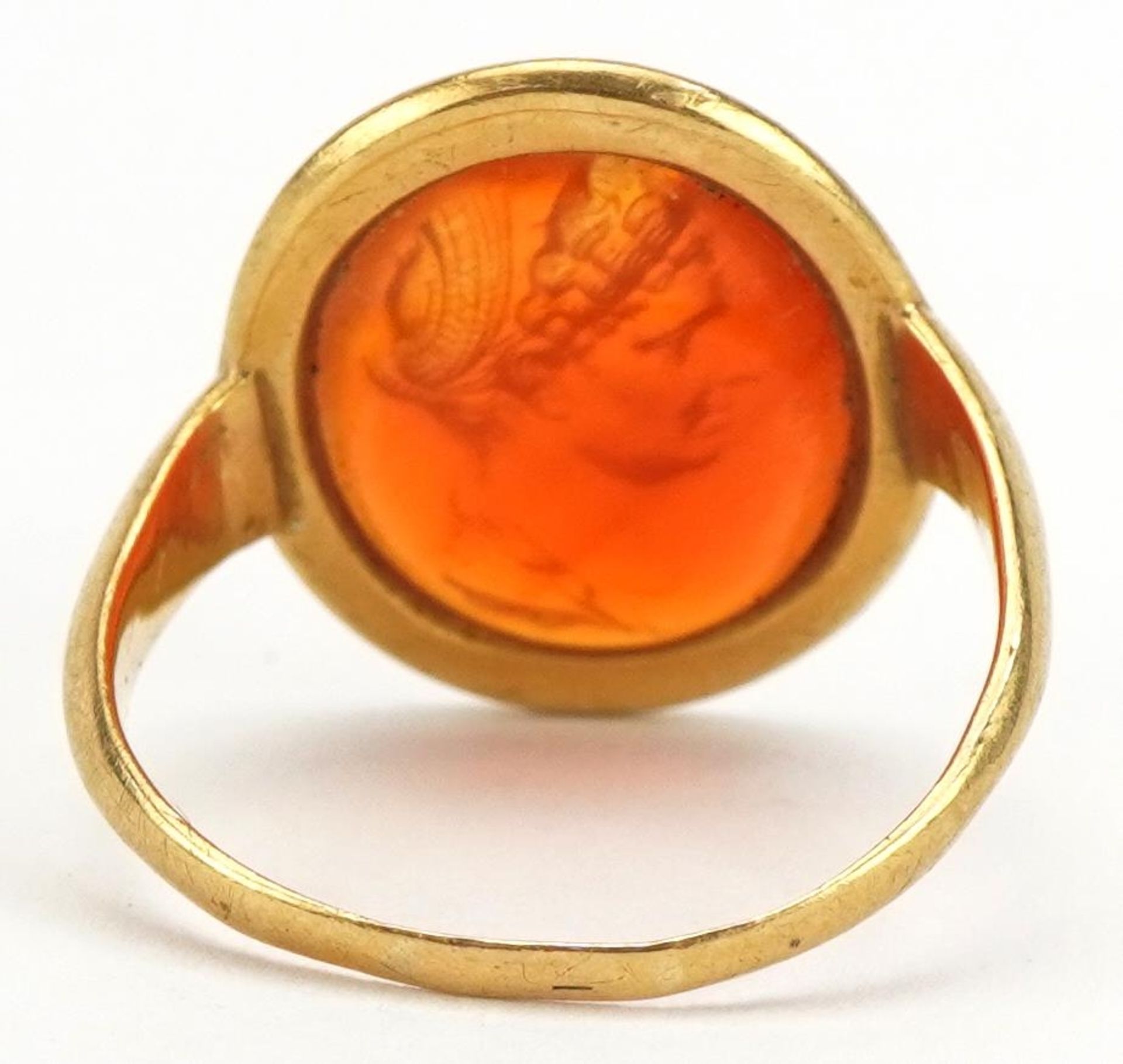 Antique unmarked high carat gold stone intaglio signet ring carved with a bust of a female, 3.7g - Image 2 of 4