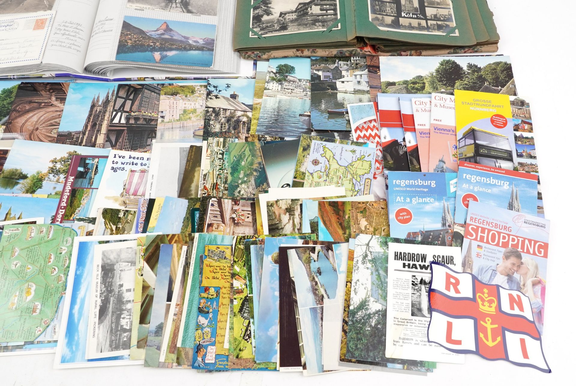 Large collection of postcards, some arranged in an album, including examples by Margaret Tarrant - Bild 5 aus 5