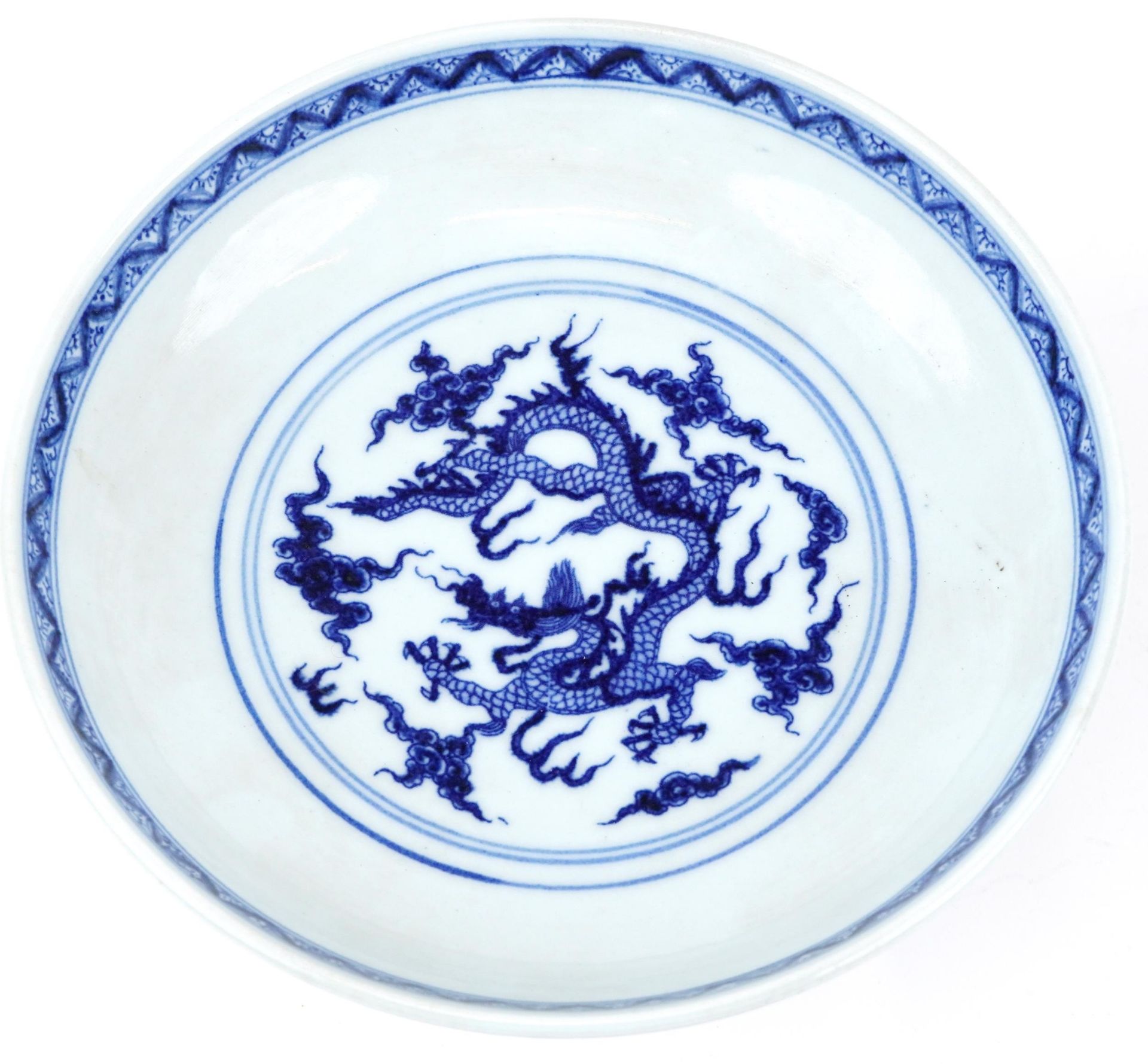 Chinese porcelain stem dish hand painted with dragons and phoenixes amongst clouds, six figure - Image 3 of 5